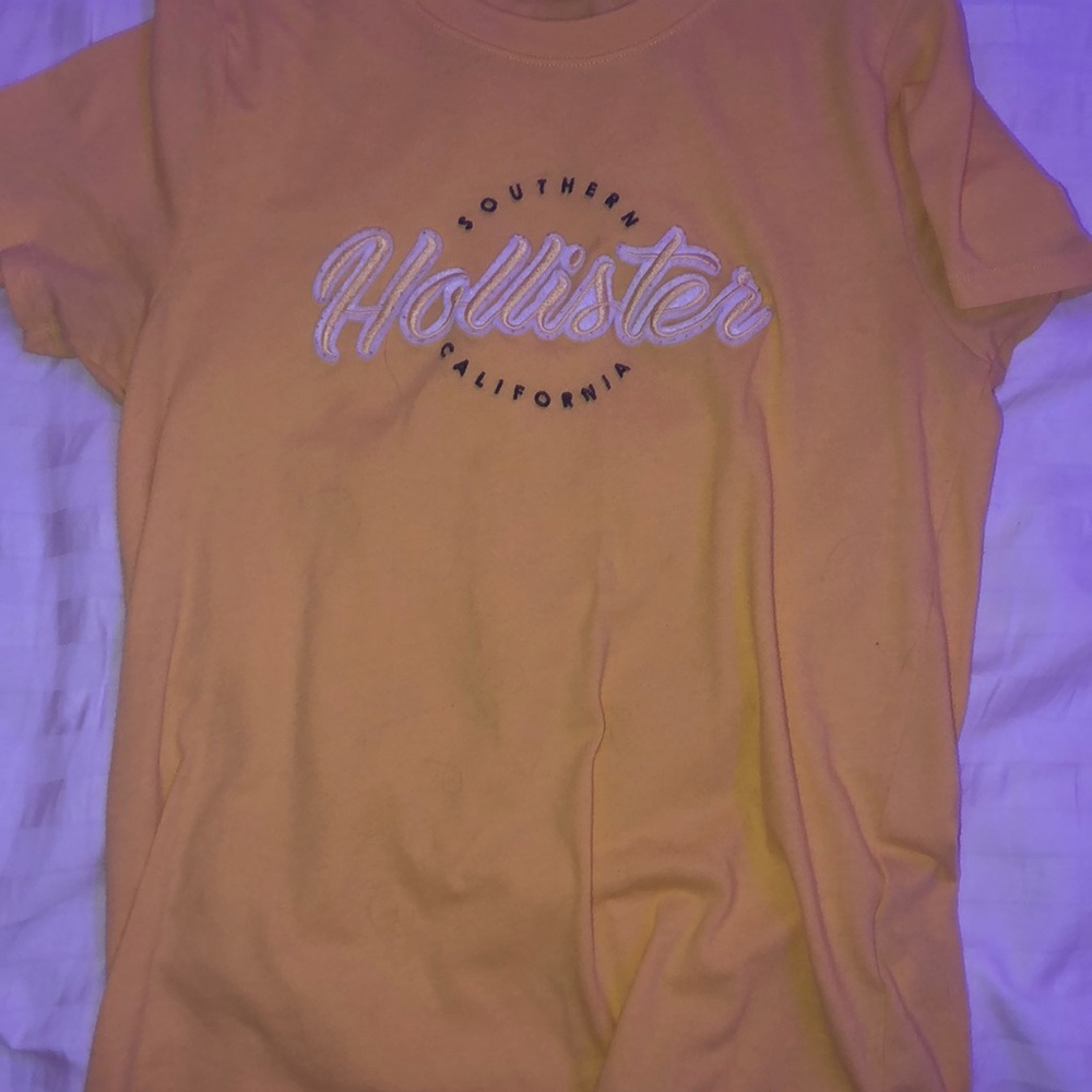yellow hollister tee shirt